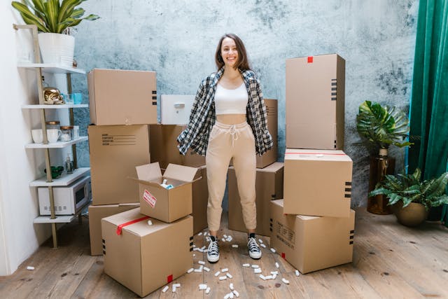 chica con cajas de mudanzas